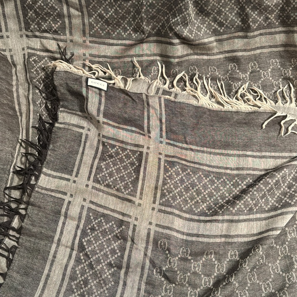 Authentic Gucci Jacquard Patter Scarf - Picture 4 of 5